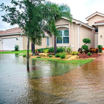 El exterior de la casa está inundado por un huracán.