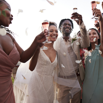 Un grupo brindando con copas durante una celebración.