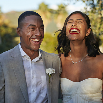 Pareja en el día de su boda riéndose juntos
